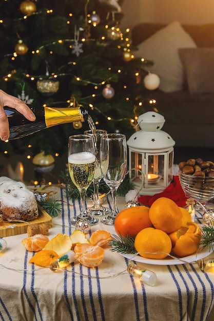 Champagne sur la table de Noël Mise au point sélective