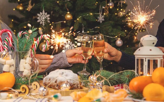 Champagne sur la table de Noël Mise au point sélective