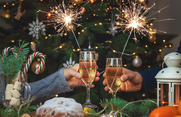 Champagne sur la table de Noël Mise au point sélective