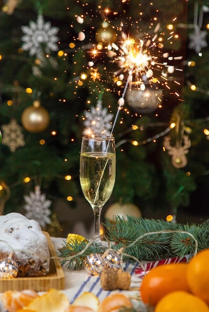 Champagne sur la table de Noël Mise au point sélective