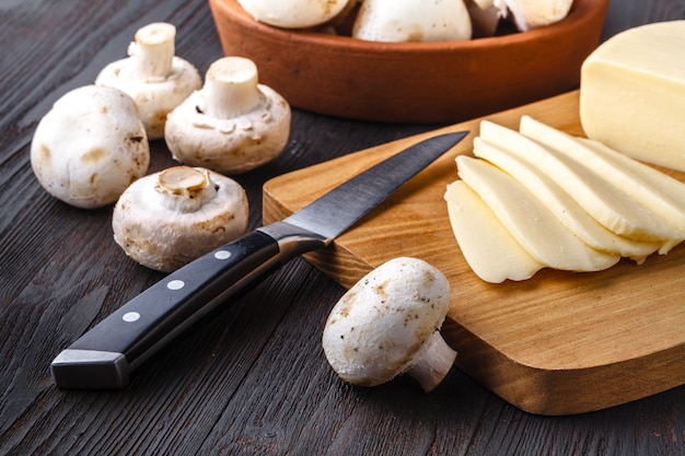 Champignon blanc prêt pour la pizza