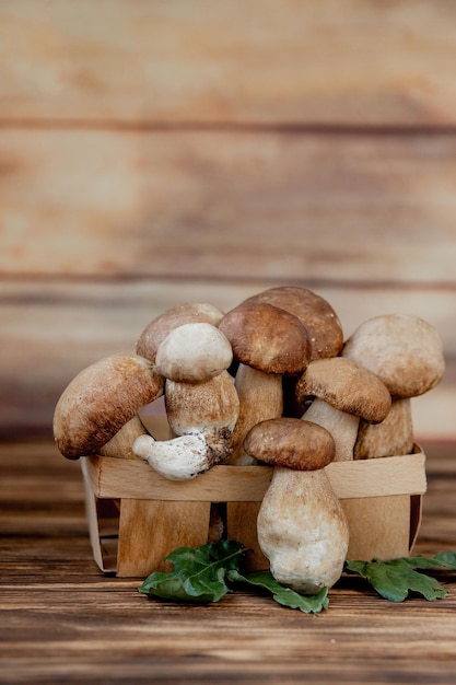 Champignon Boletus sur fond de bois Champignons Cep d'automne Ceps Boletus edulis sur fond de bois Gros plan sur une table rustique en bois Cuisson de délicieux champignons biologiques Nourriture gastronomique