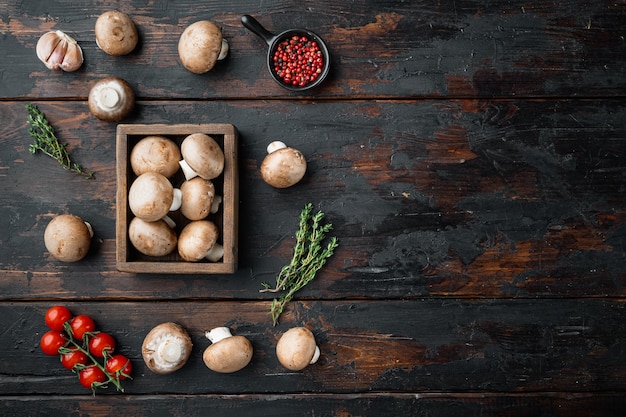 Champignon brun sur la vieille table en bois sombre vue de dessus à plat