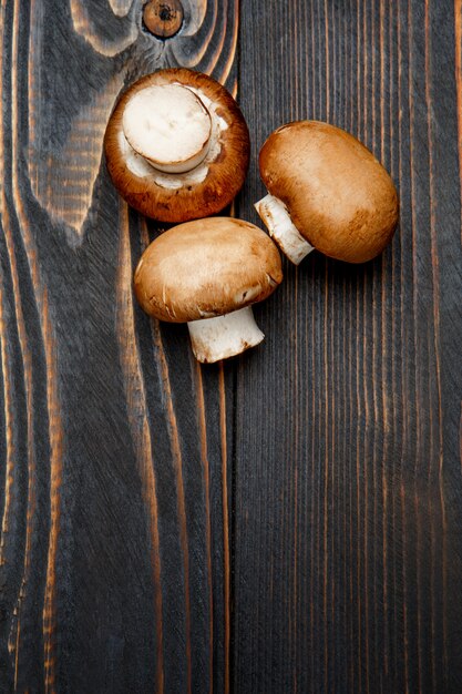 Champignon champignon sur table en bois