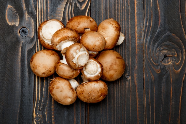 Champignon champignon sur table en bois