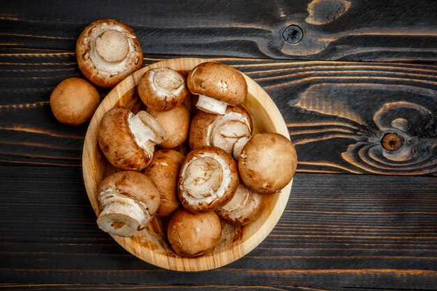 Champignon champignon sur table en bois