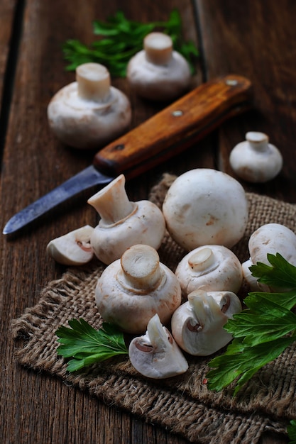 Champignon cru champignon sur fond en bois