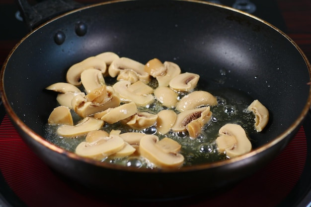 champignon dans une casserole vue de dessus