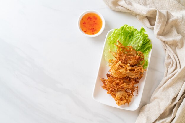 Champignon Enoki Frit ou Champignon Aiguille Dorée - Style de cuisine végétalienne et végétarienne