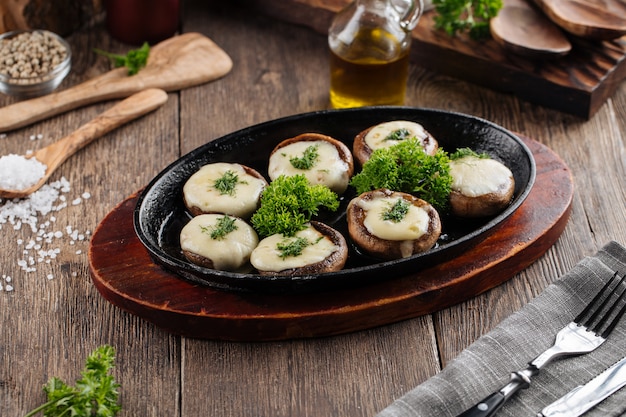 Champignon farci cuit au four dans une casserole