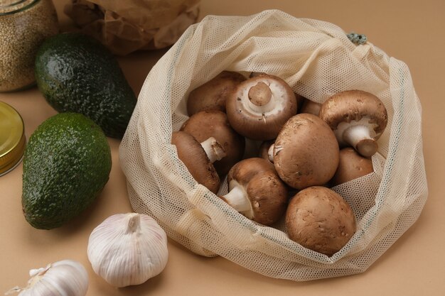 Champignon frais dans un sac écologique en tissu réutilisable produits écologiques réutilisables