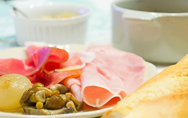 Champignon et jambon d'oignon dans un plat en céramique