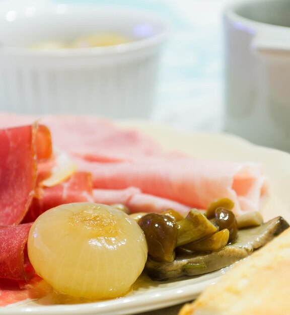 Champignon et jambon d'oignon dans un plat en céramique