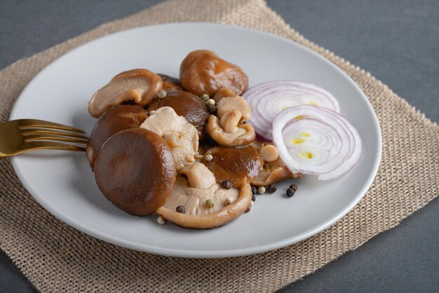 Champignon de lait salé sur une assiette