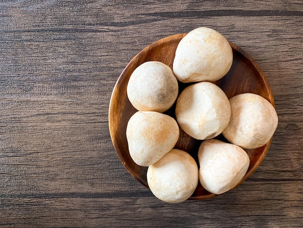 Champignon de paille dans la plaque de bois sur la table