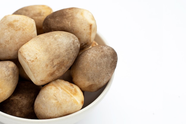 Champignon de paille sur fond blanc.