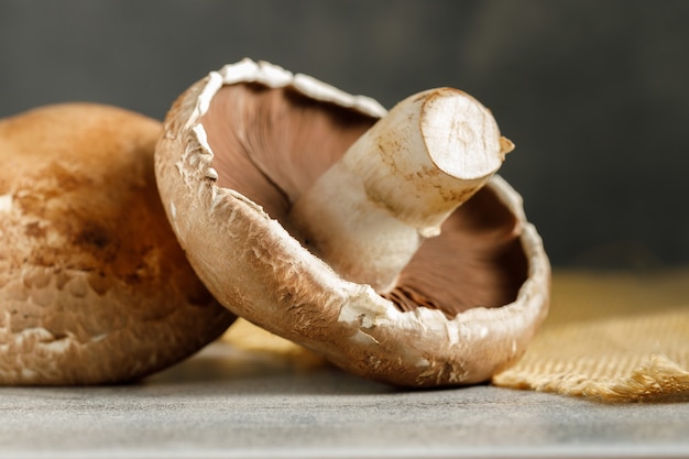 Champignon Portobello frais sur planche de bois