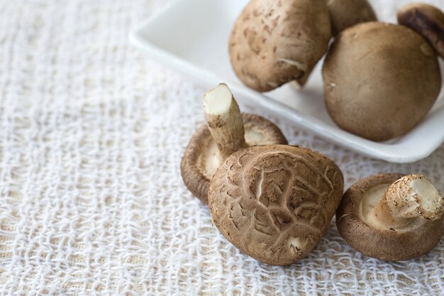 Champignon Shiitake bouchent shot sur table en bois.