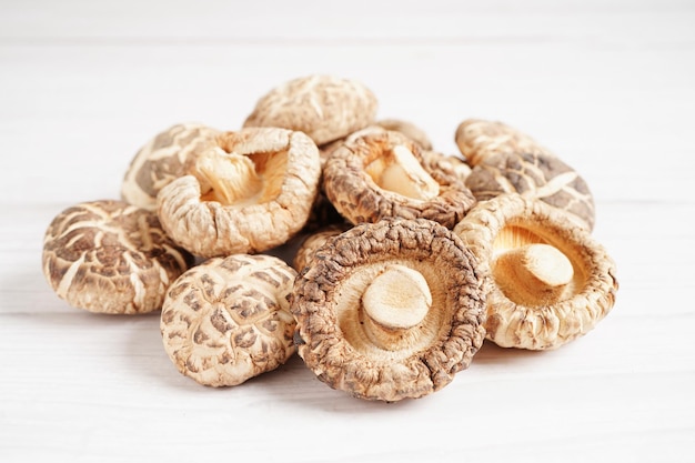 Champignon shiitake séché isolé sur fond blanc avec un tracé de détourage des aliments sains