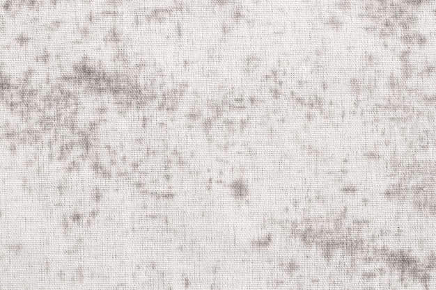 Champignon sur la texture du tissu de vieux coton blanc avec des taches de moisissure noire et sale