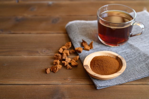 Champignon de thé Chaga de bouleau à l'aide de la guérison du thé ou du café en médecine populaire