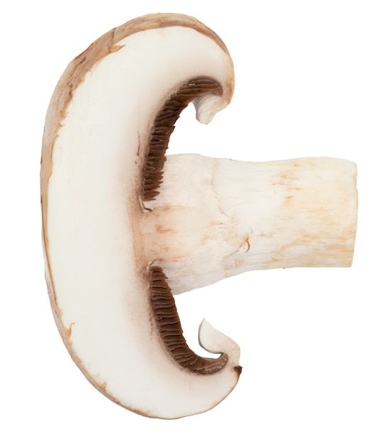 Champignon tranché (champignon, pied coupé, Agaricus Bisporus) et cru. Isolé sur fond blanc