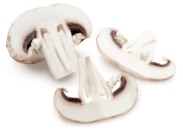 Champignon tranché (champignon, pied coupé, Agaricus Bisporus) et cru. Isolé sur fond blanc