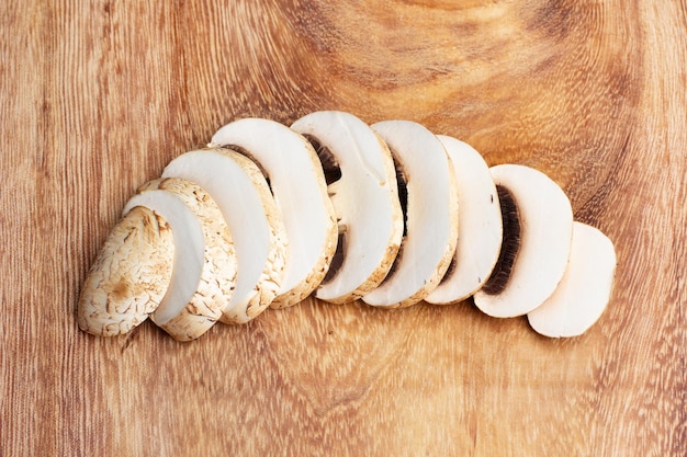 Un champignon en tranches sur une table en bois en vue de dessus