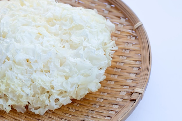 Photo champignon tremella sur fond blanc.