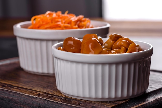 Champignons agarics au miel marinés maison dans un bol blanc