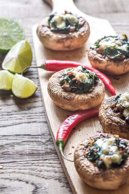 Champignons au four farcis aux épinards et au fromage