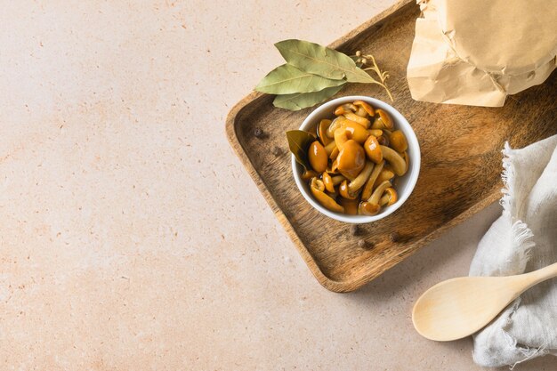 Champignons au miel servis avec feuille de laurier dans un bol