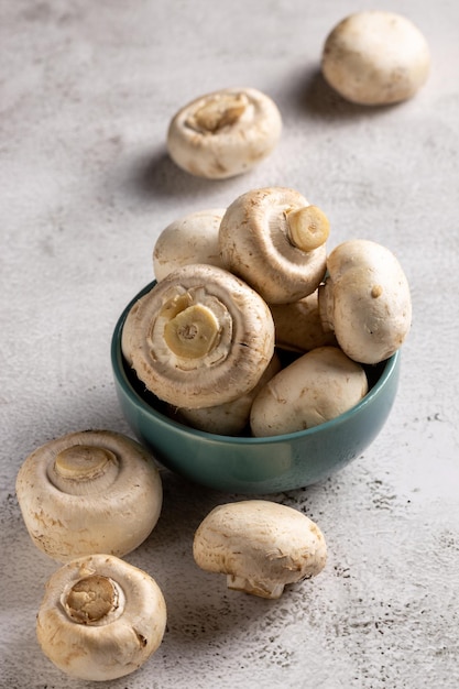 Champignons blancs frais sur la table