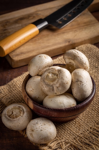 Champignons blancs frais sur la table