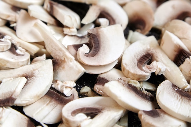 Champignons blancs frais tranchés