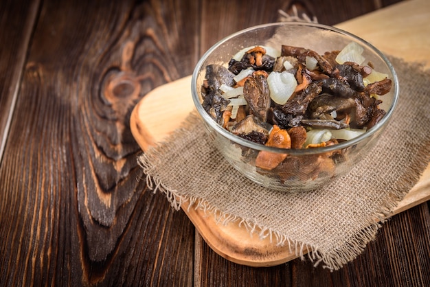 Champignons des bois frits à l'oignon dans un bol
