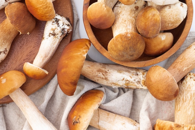 Champignons bolets bruns sur le fond d'un plateau en bois. Vue de dessus.