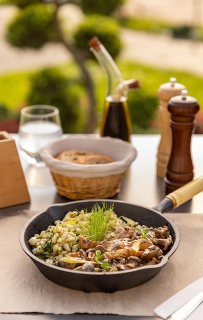 Des champignons bouillis sur la table du restaurant