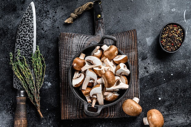 Champignons bruns crus tranchés