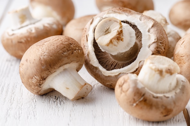 Champignons champignon sur boîte en bois