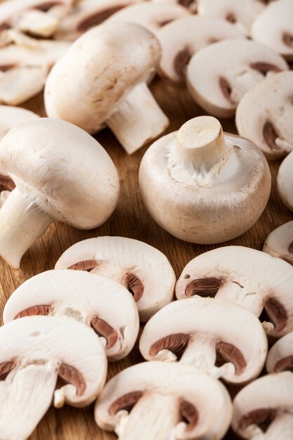 Champignons champignon crus sur planche à découper