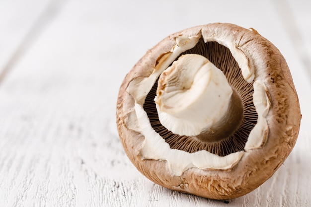 Champignons champignon frais sur table en bois, gros plan.