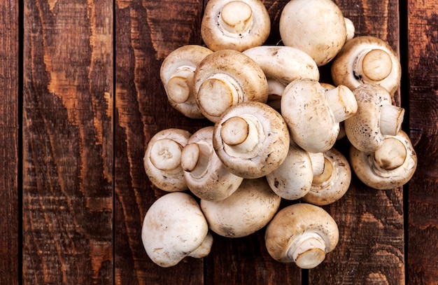 Champignons champignon frais sur table en bois, vue de dessus. fond