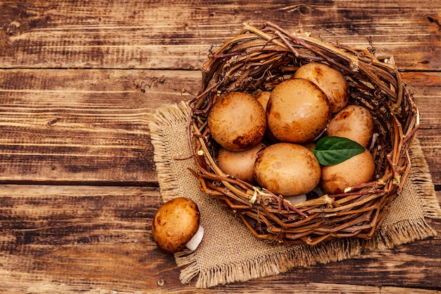 Champignons champignon royal dans un panier en osier fait main