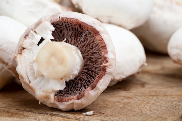 Champignons de champignon tranchés pendant la cuisson, gros plan de champignons coupés pour traitement thermique