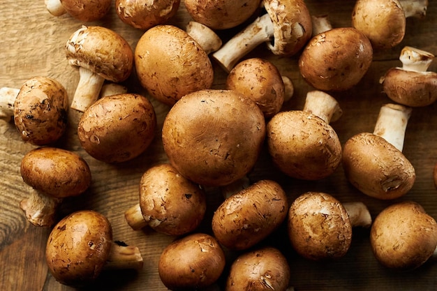 Champignons champignons sur une planche de bois Champignons bruns frais et sains