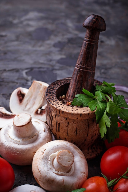 Champignons Champignons, Tomates Cerises Et Mortier Pour Les épices. Mise Au Point Sélective