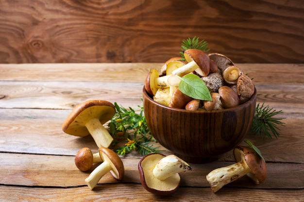 Champignons comestibles dans le bol en bois