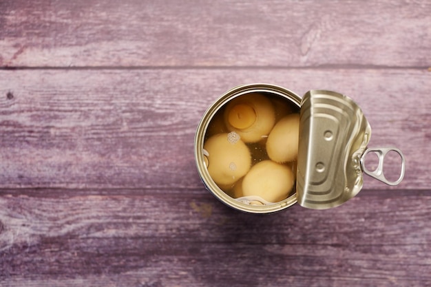 Champignons en conserve en coup sur fond blanc