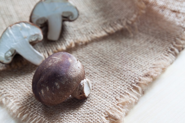 Champignons crus et frais sur un sac